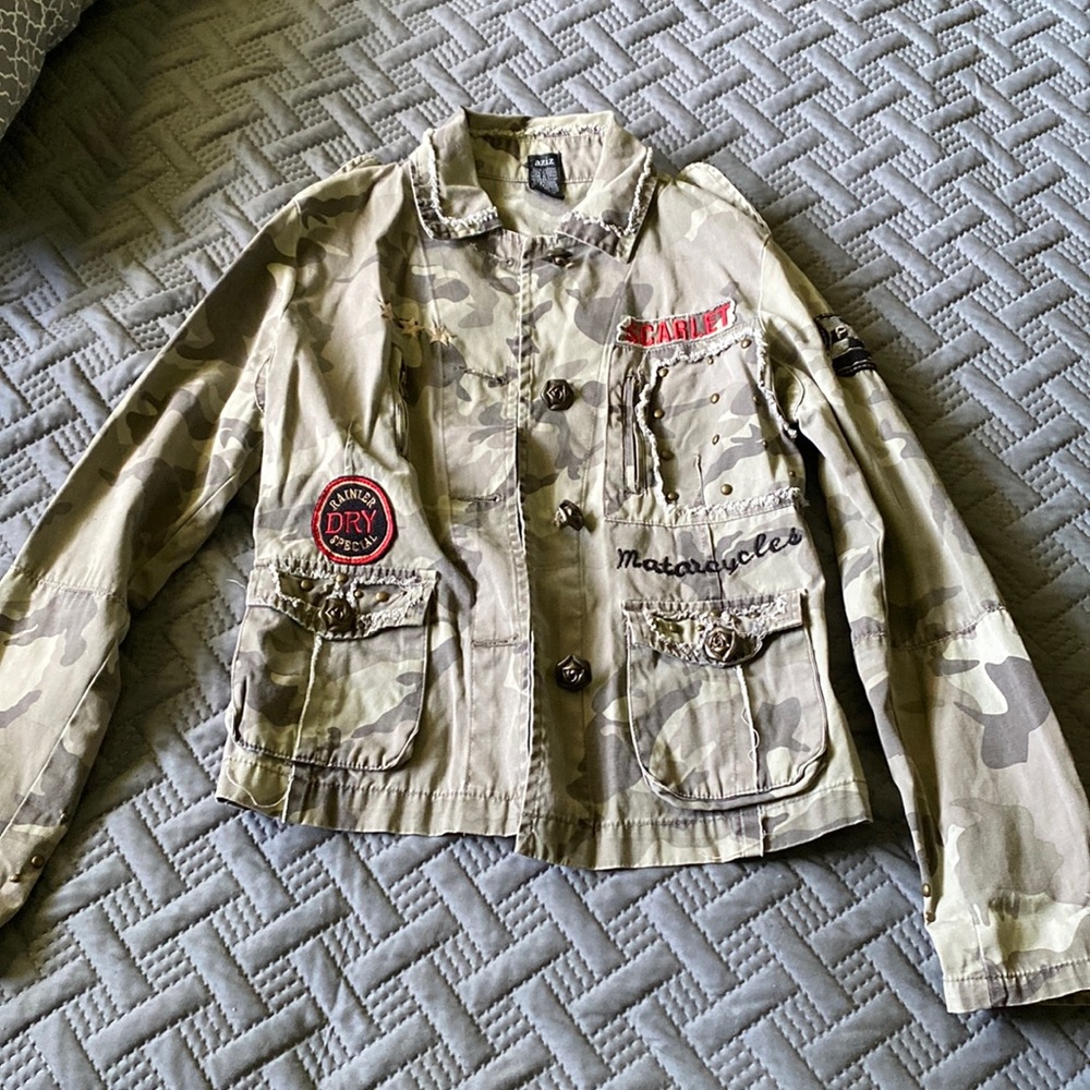 Axis Camo embroidered jacket size small.
